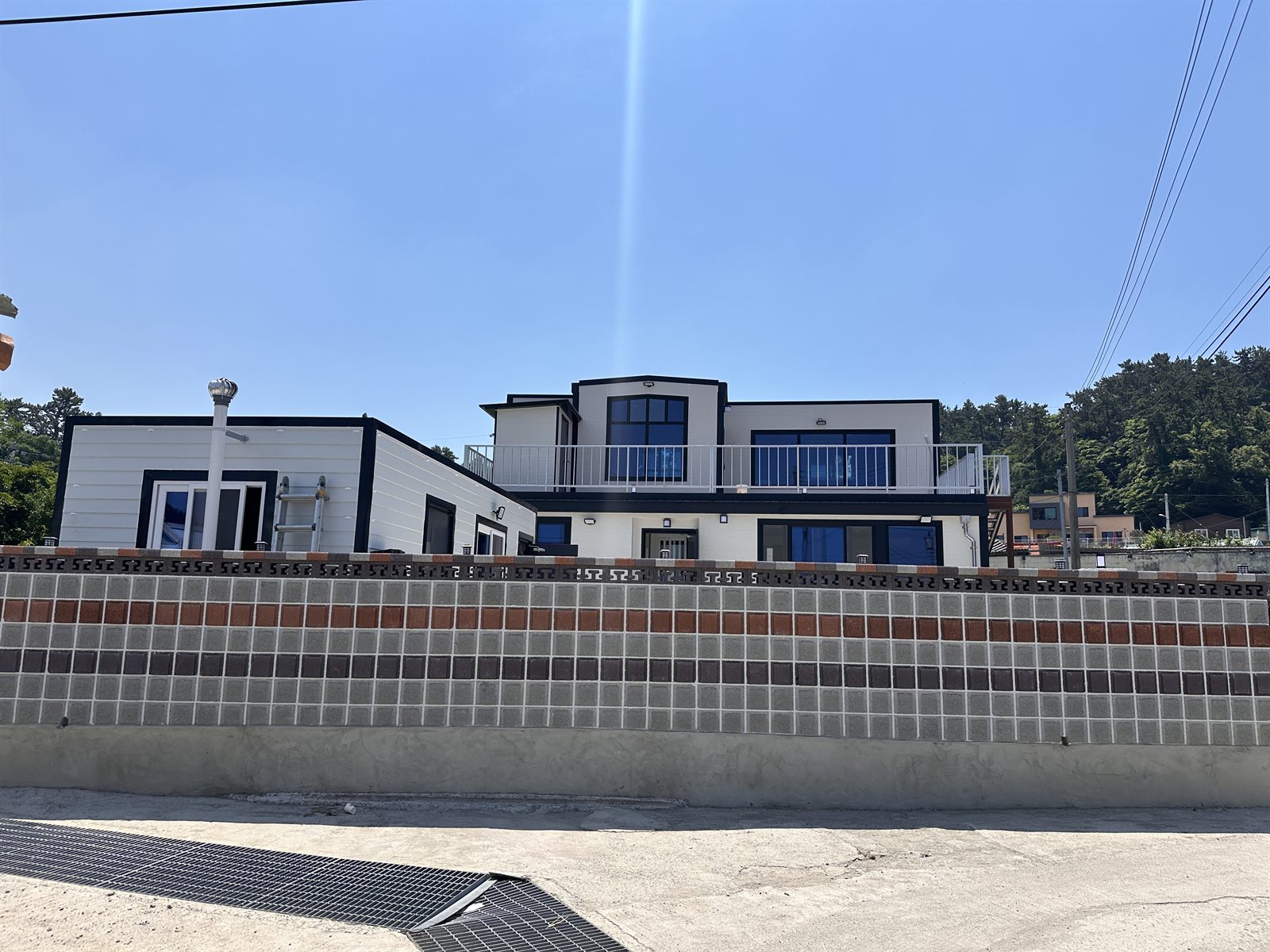 해남 이동식주택 — 담장 너머로 본 전체 외관